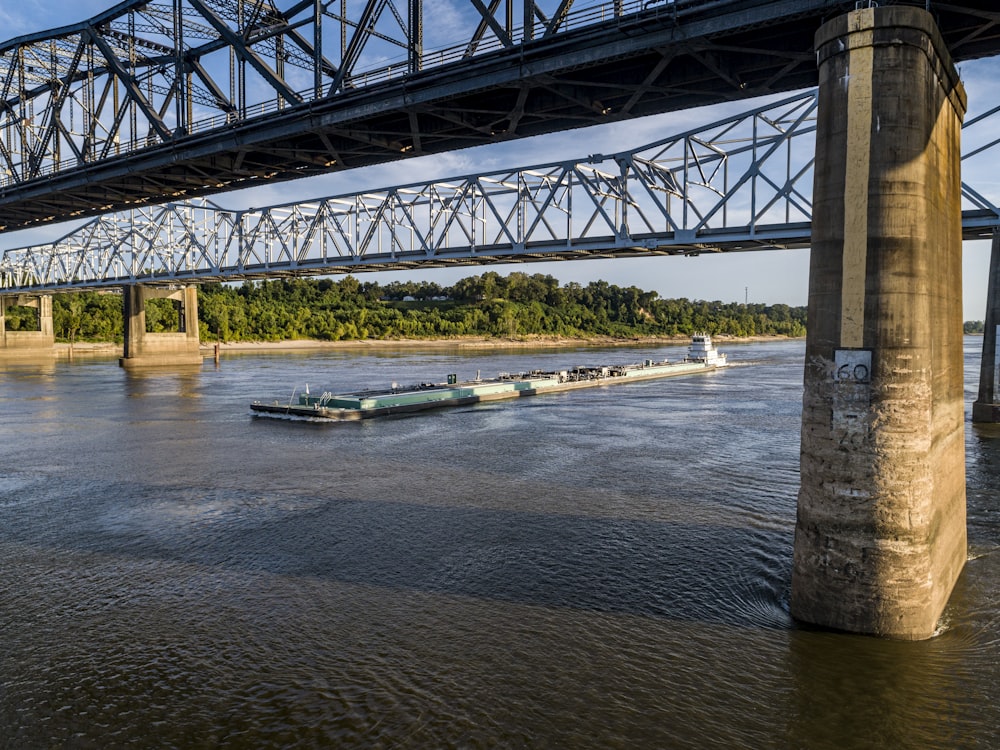 Un bateau passe sous un pont sur l’eau