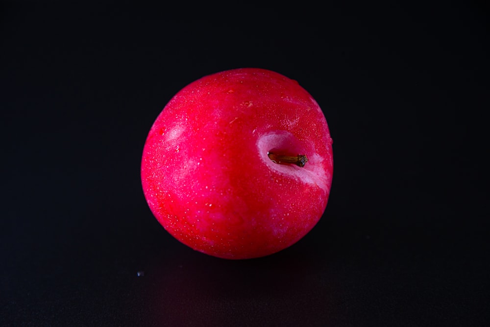 una mela rossa con un morso tolto da esso