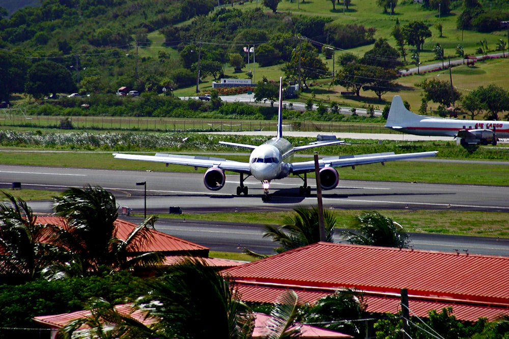 un avión que está sentado en una pista