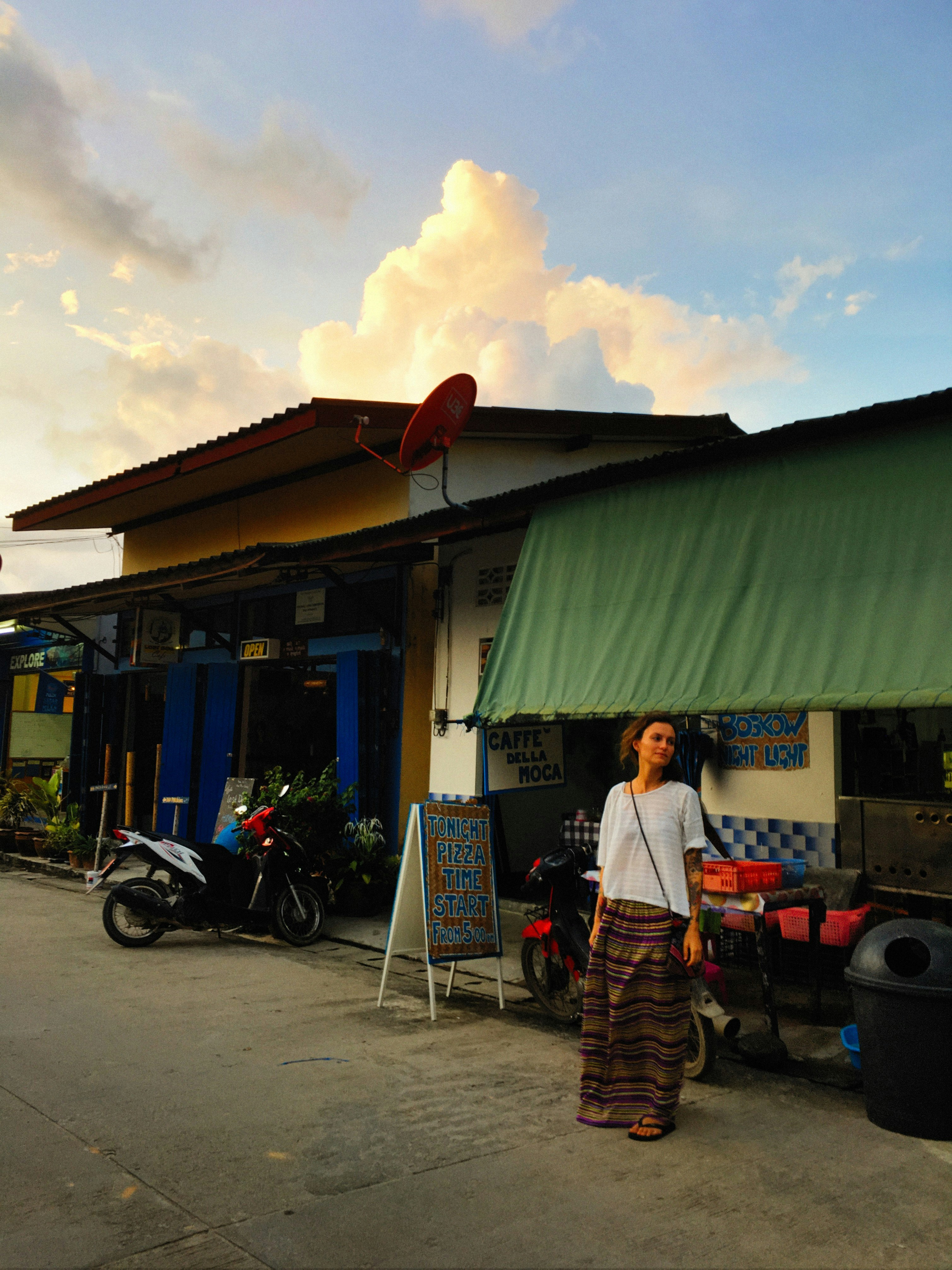 seorang wanita berdiri di depan toko