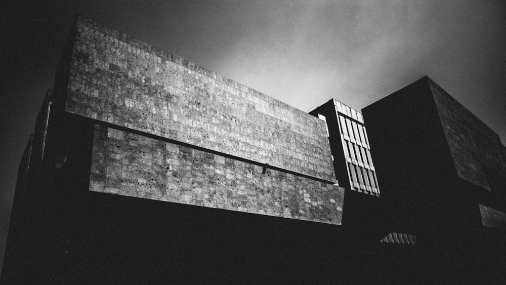 a black and white photo of a building