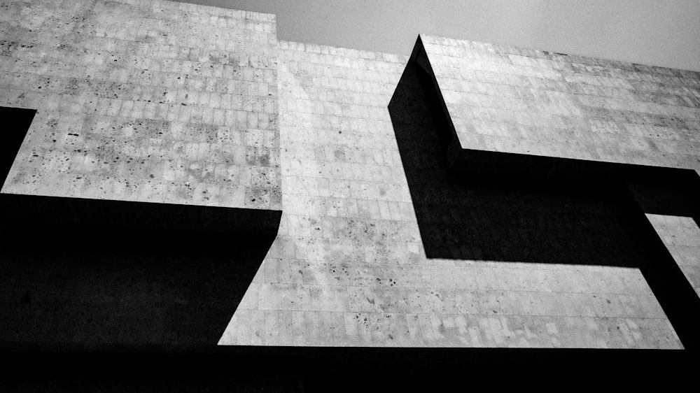 a black and white photo of a building