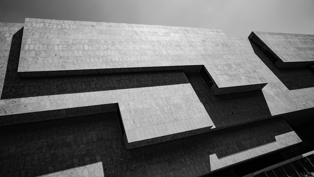 a black and white photo of a building