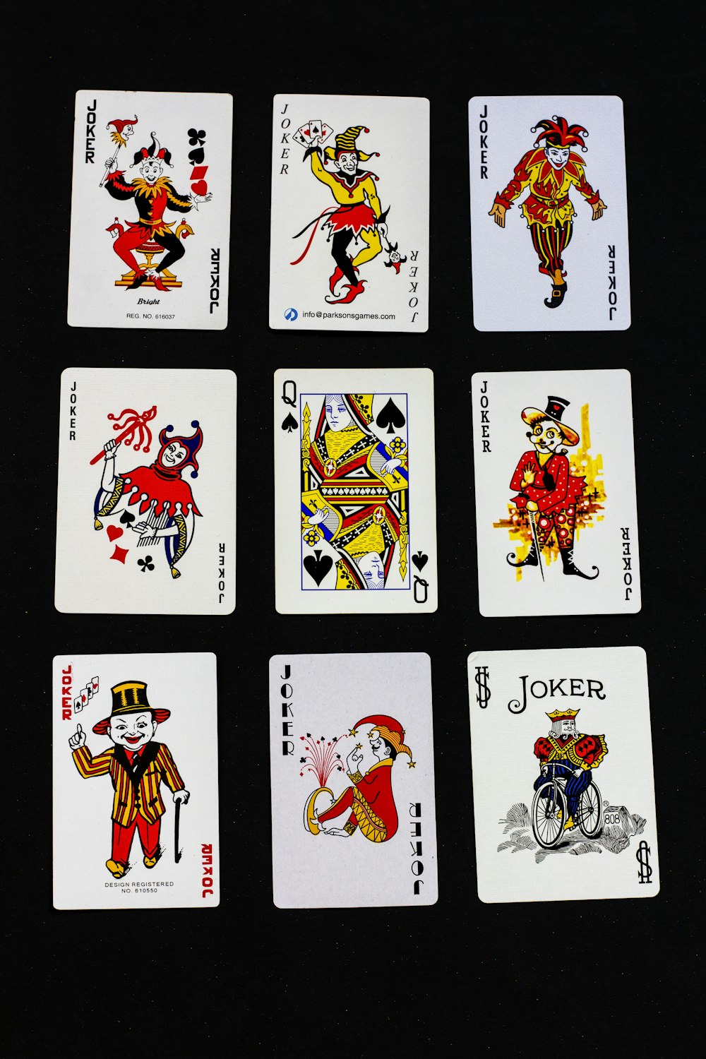 Quatre d’une sorte de cartes à jouer avec des designs différents