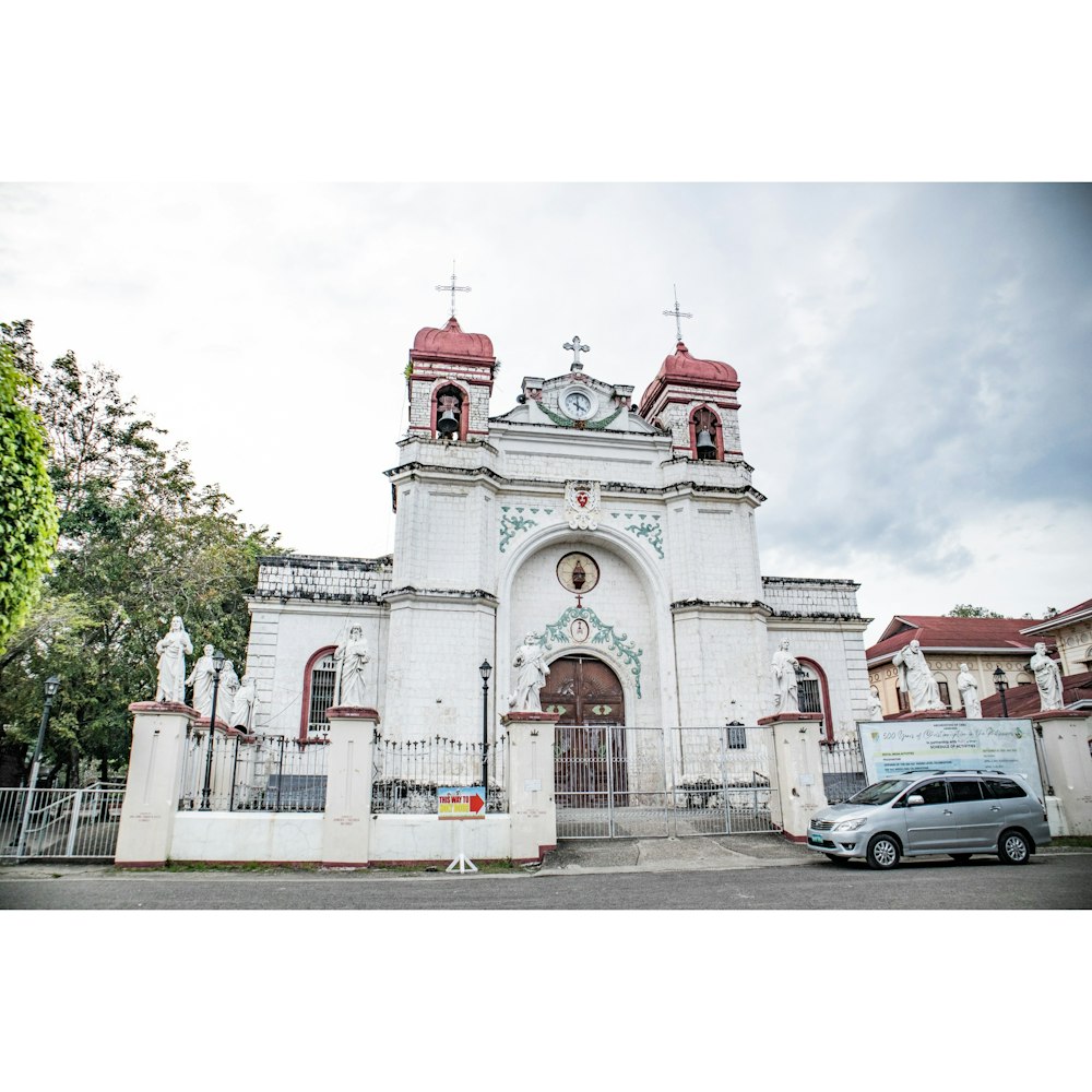 una chiesa con un furgone parcheggiato di fronte