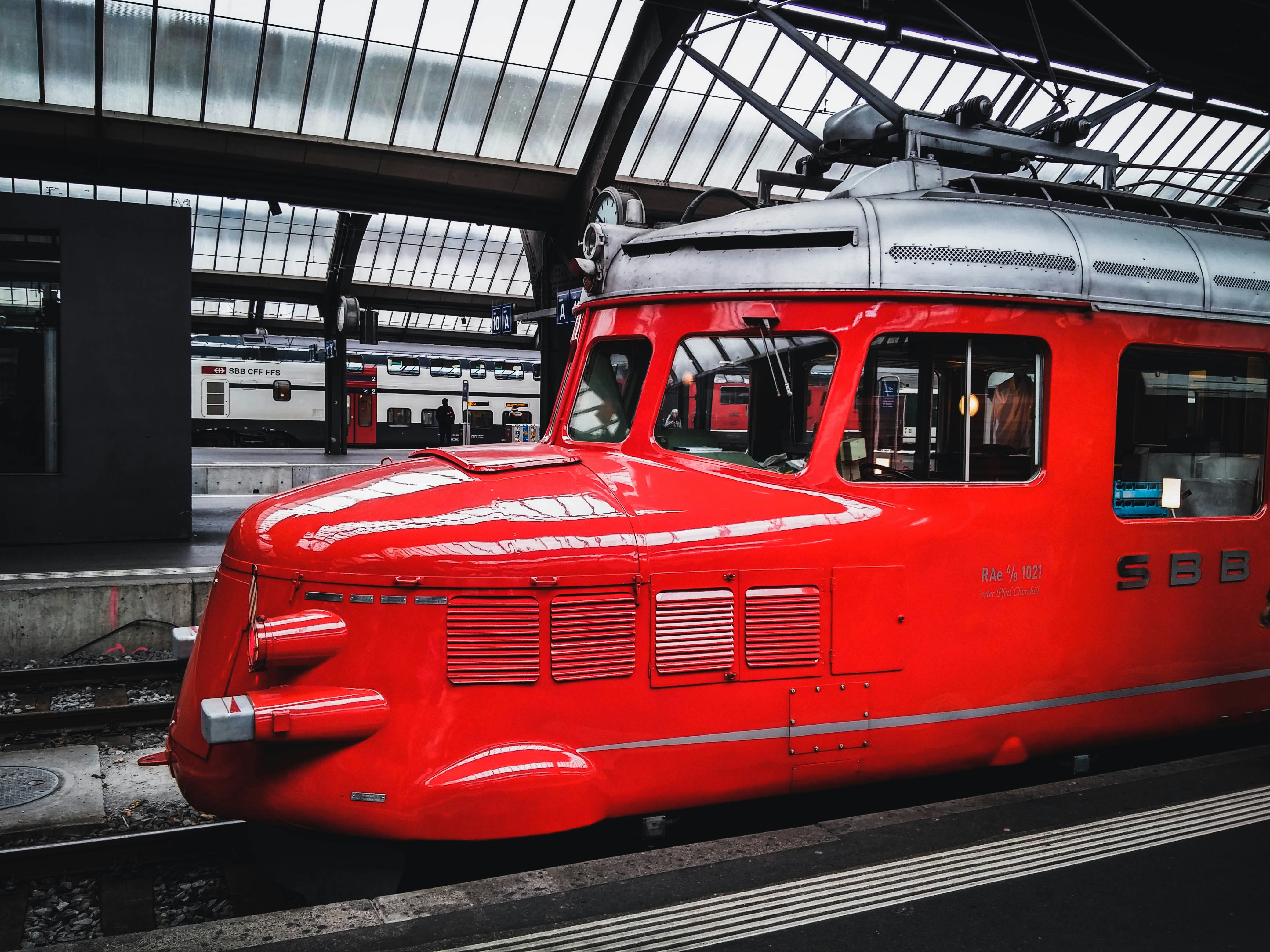 um trem vermelho estacionado em uma estação de trem