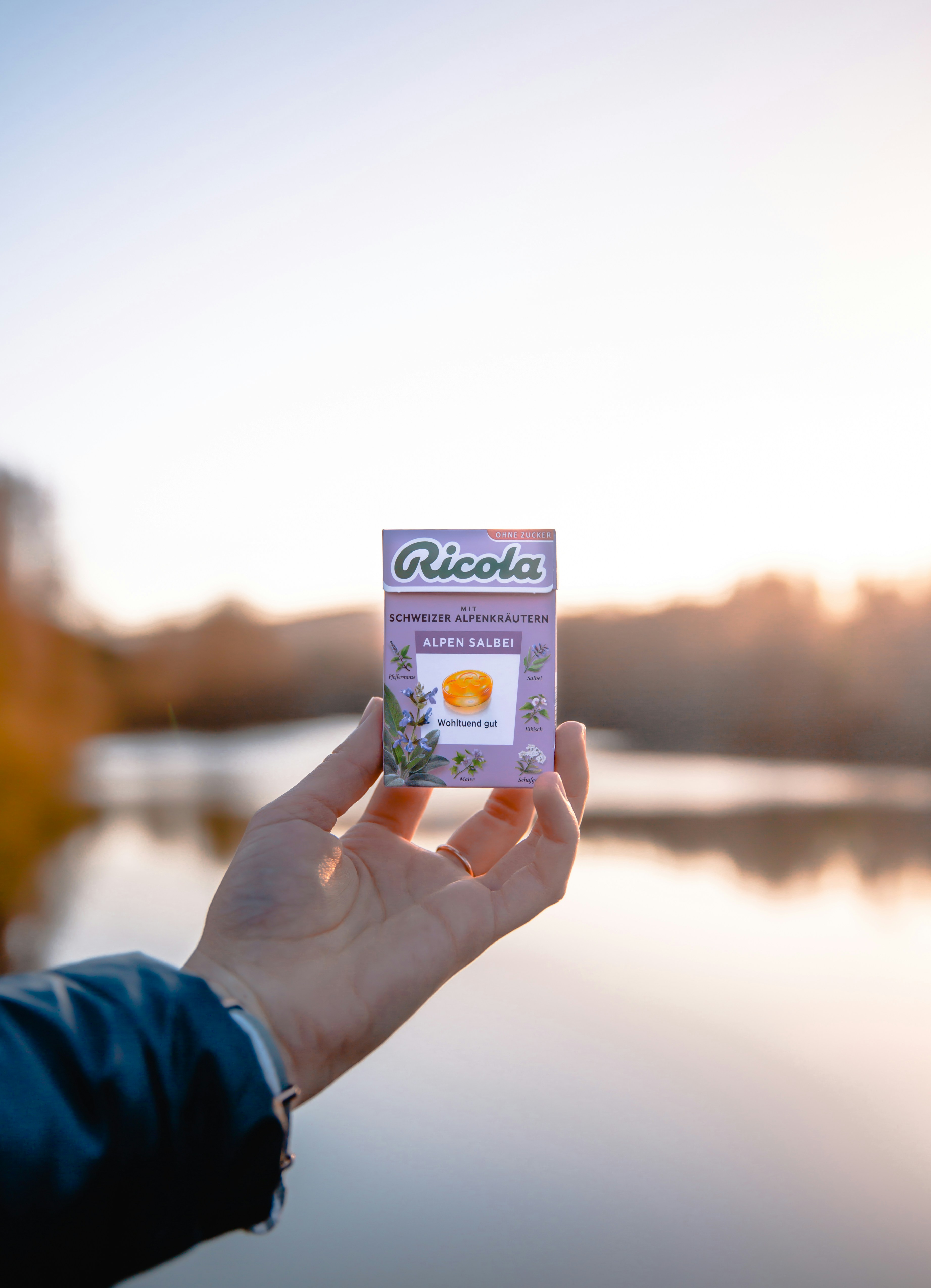 食べ物の包みを手に持っている人