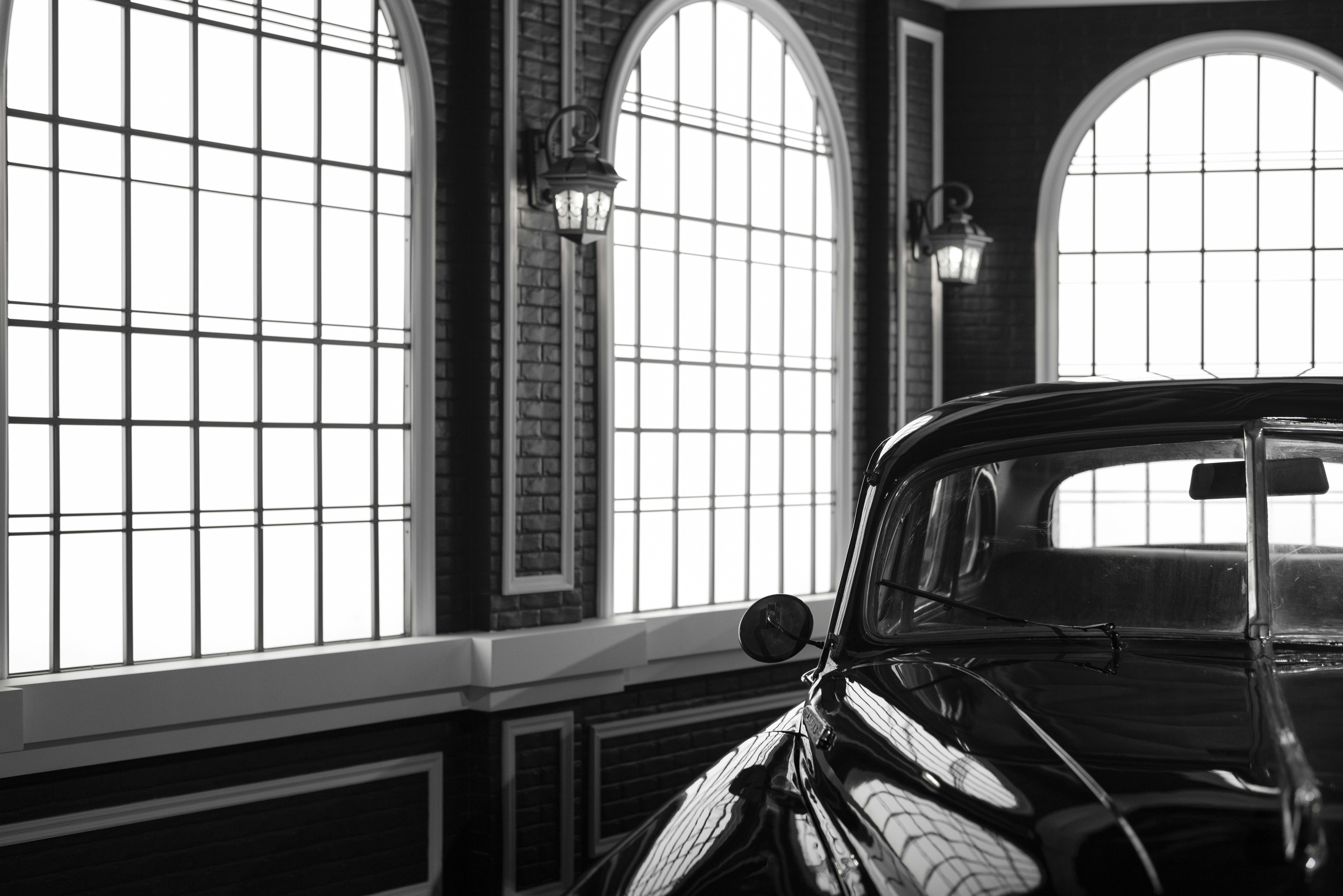 Une photo en noir et blanc d’une vieille voiture