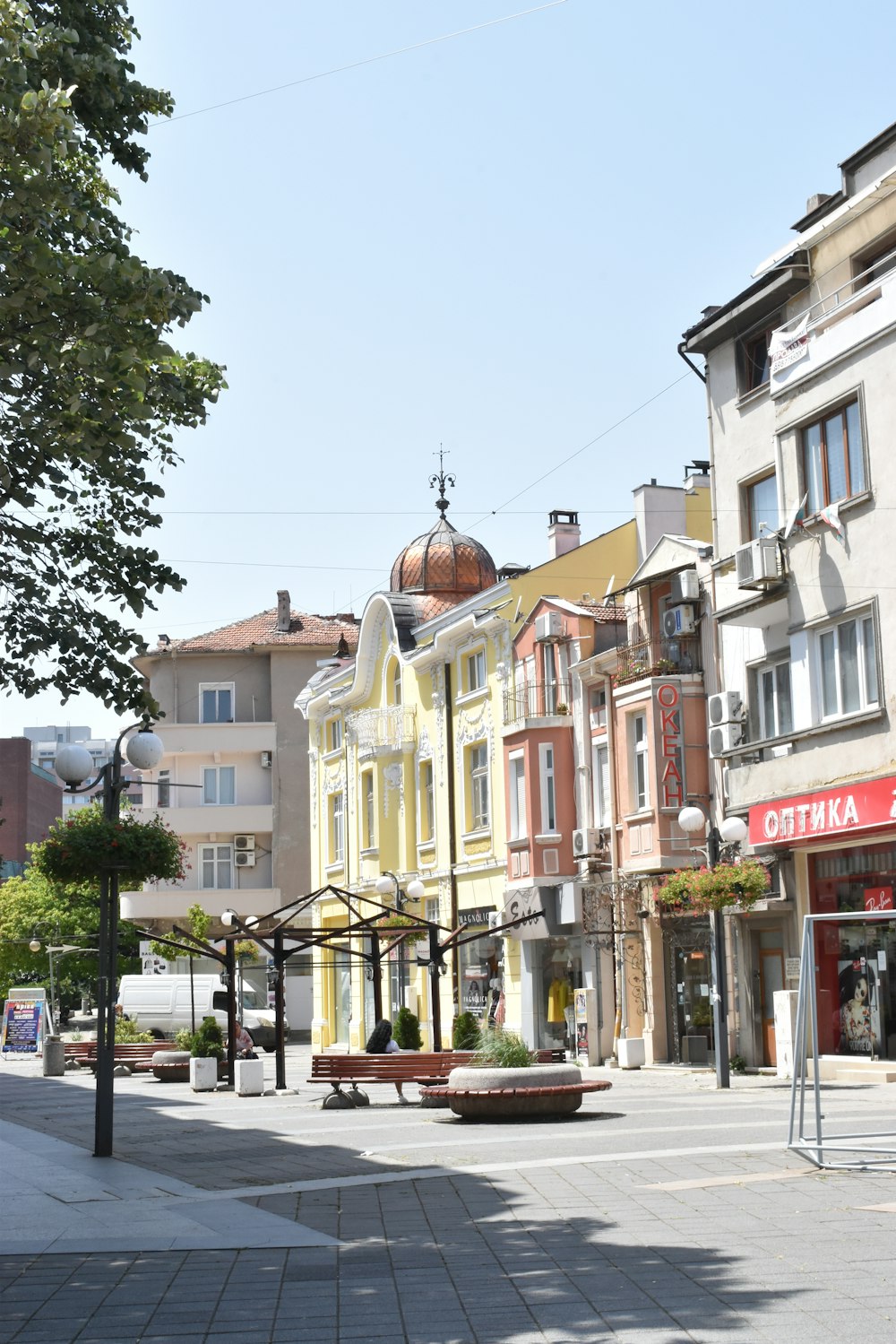 eine Gebäudezeile an einer Stadtstraße