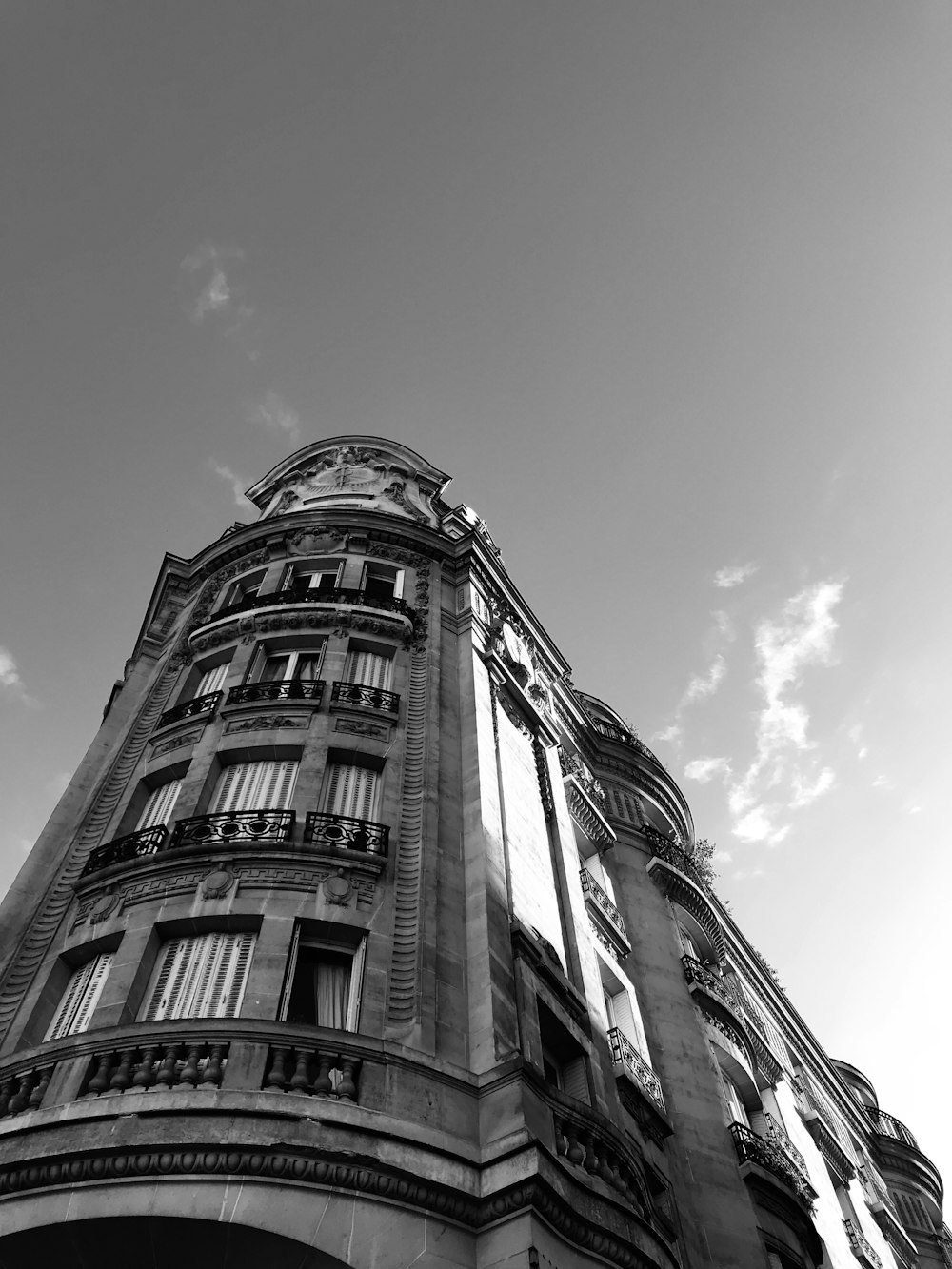 una foto in bianco e nero di un edificio