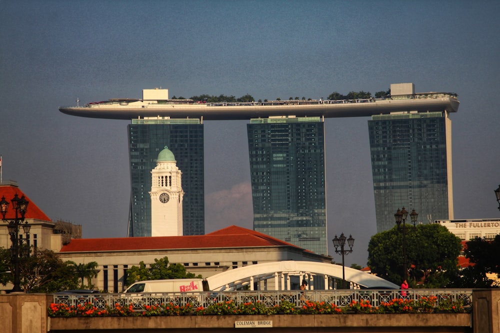 um grande edifício com uma torre do relógio no meio de uma cidade