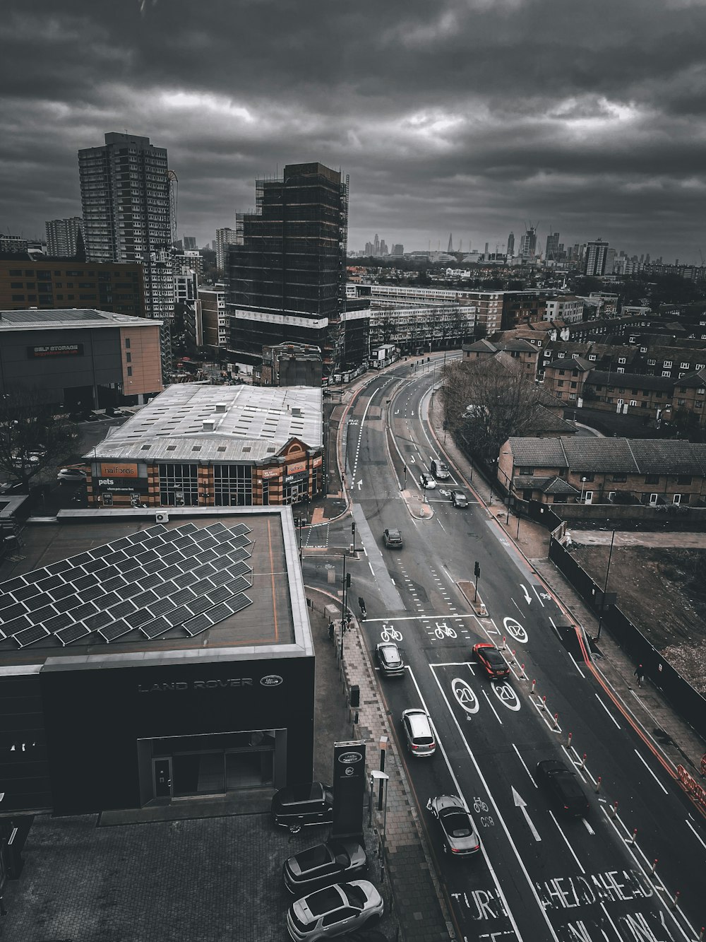 a black and white photo of a city street