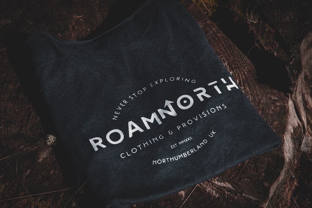 Ein schwarzes T-Shirt mit dem Aufdruck "Roam North"