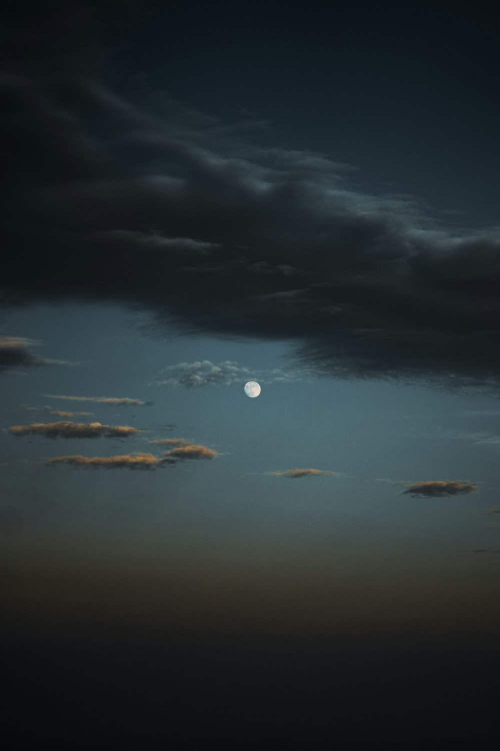 雲の間から満月が見える