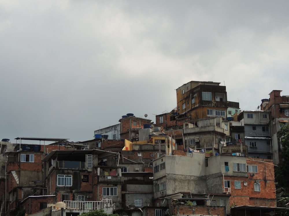 Un edificio muy alto con muchas ventanas y balcones