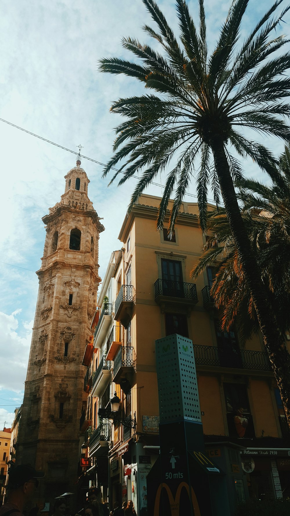 Ein hoher Glockenturm, der über einer Stadt thront