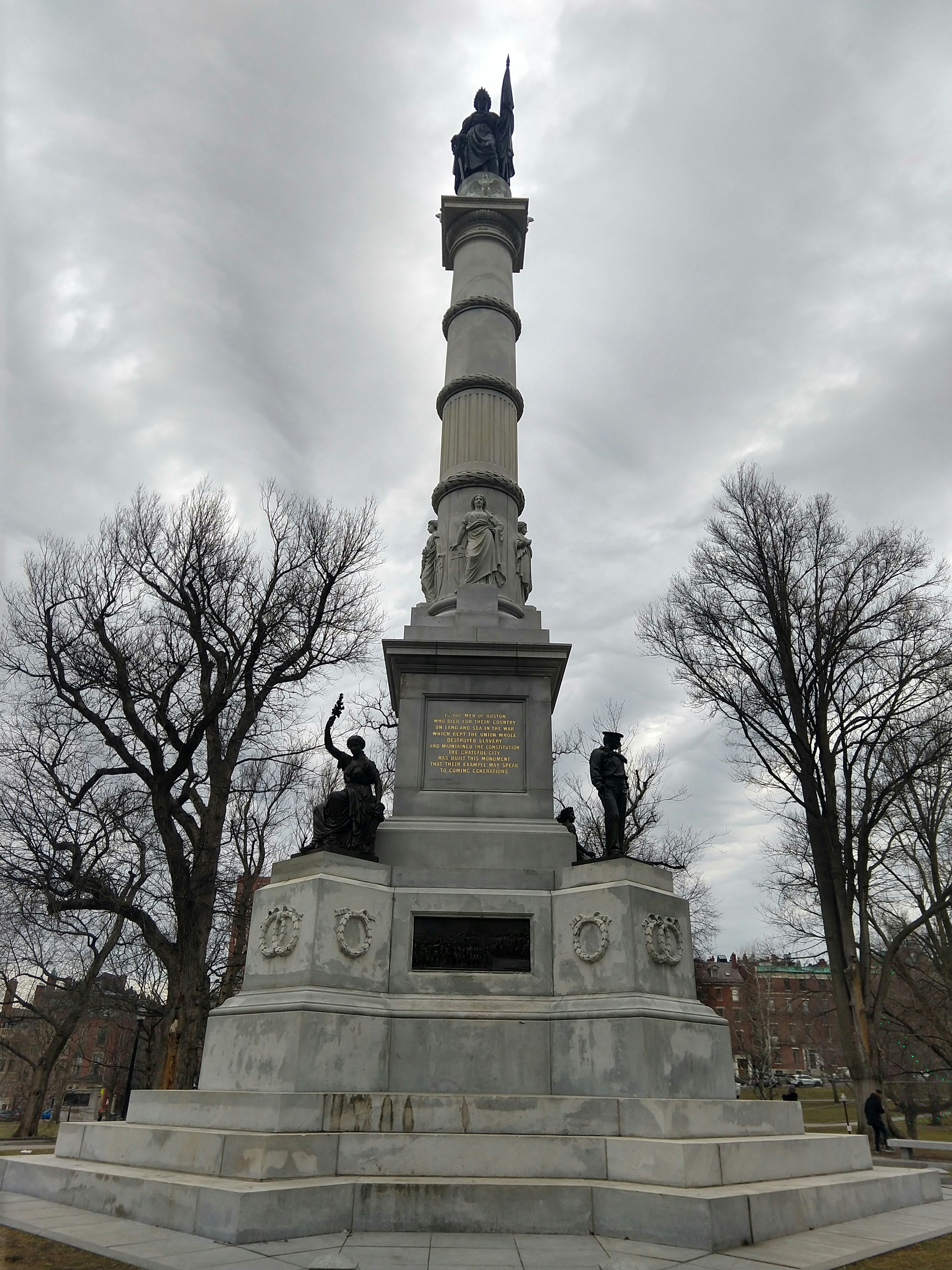 un monumento con una estatua encima