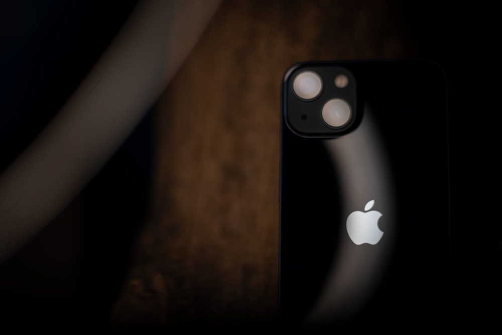 um close up de um telefone da Apple no escuro