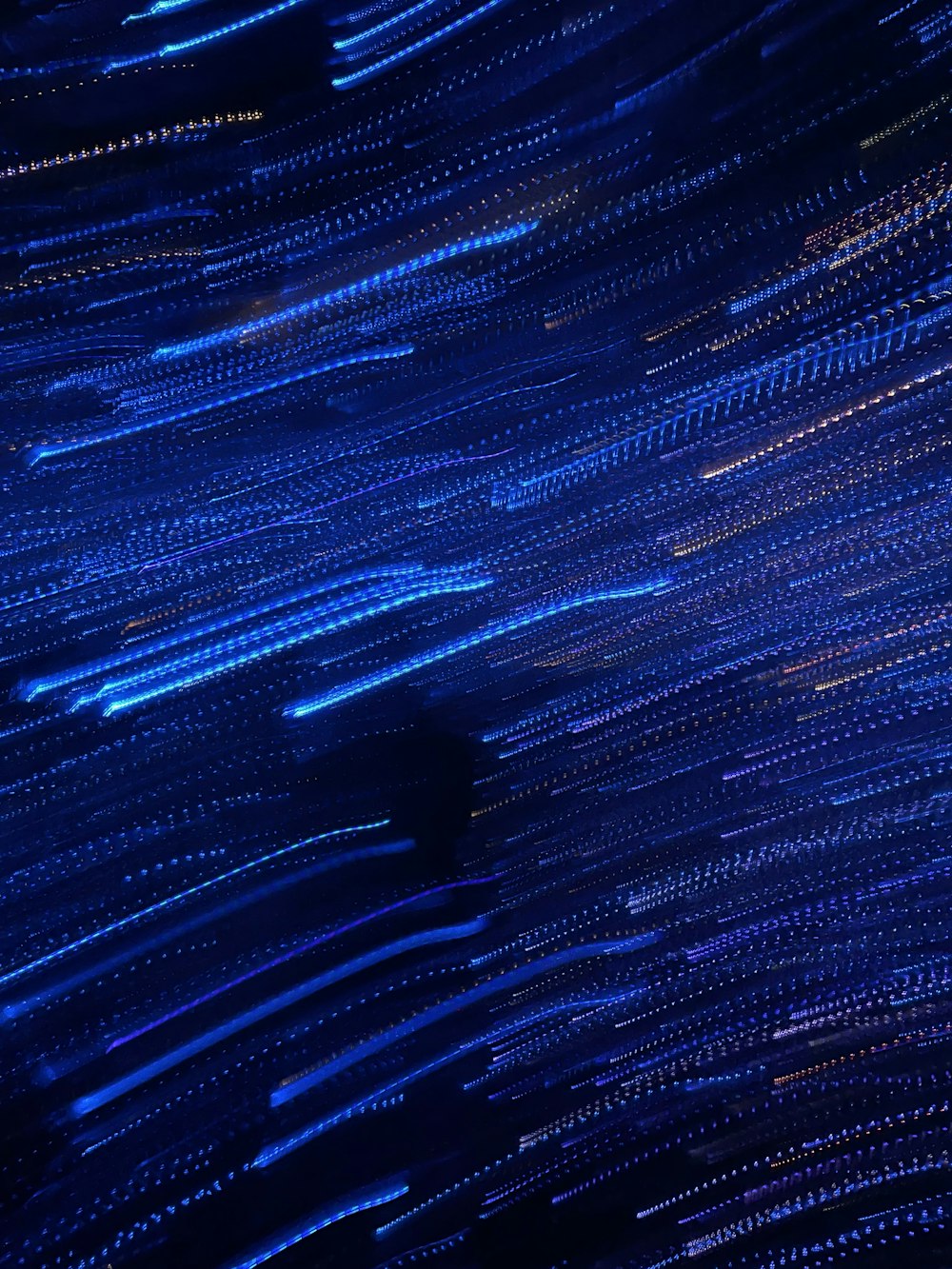 eine sehr lange Belichtung von blauem Licht am Nachthimmel