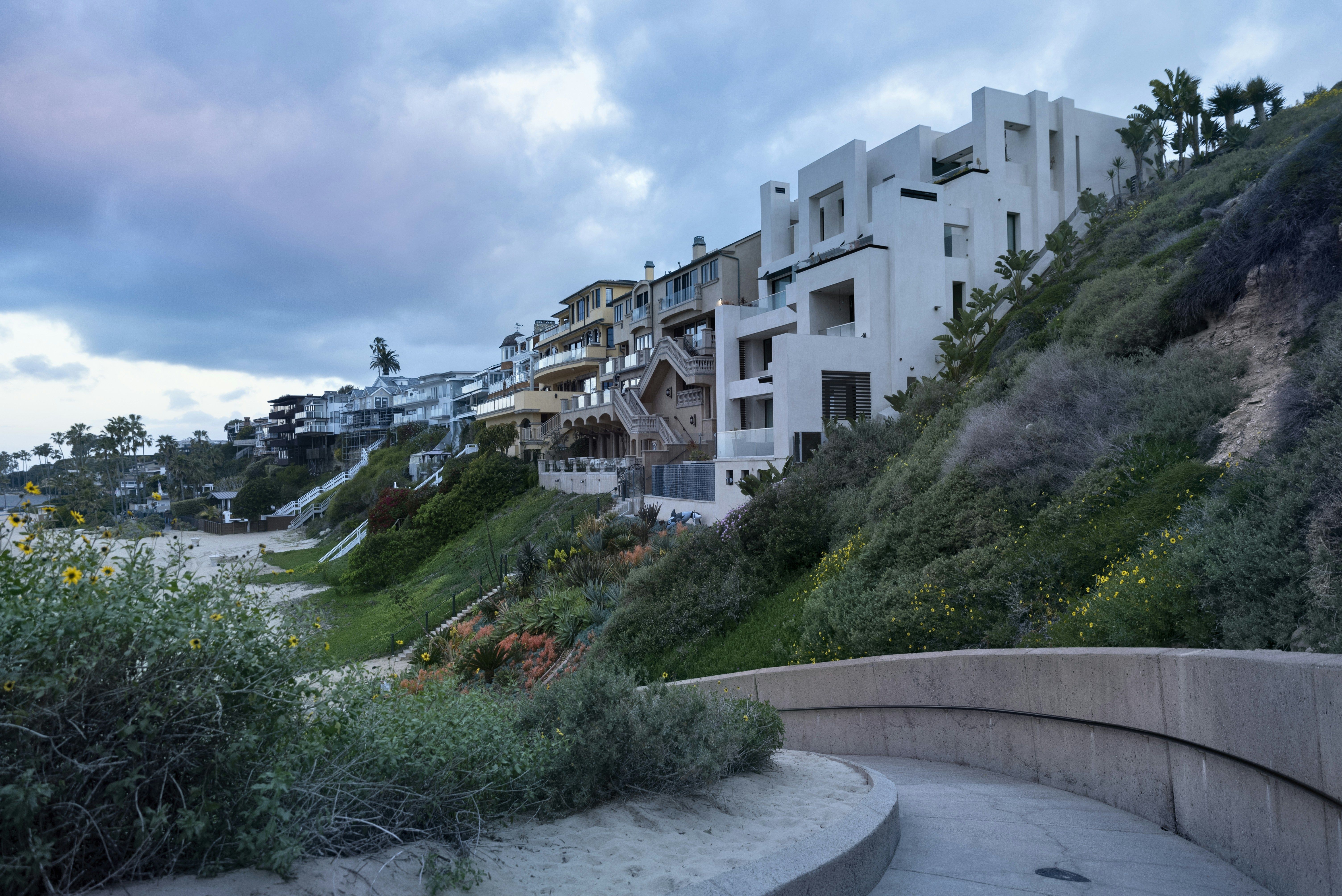 a bunch of houses that are on the side of a hill