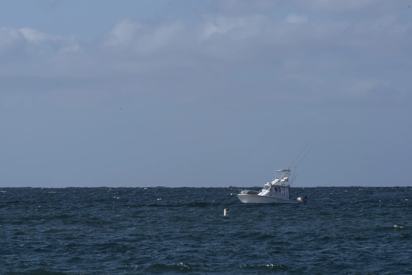 Lancha navegando no mar