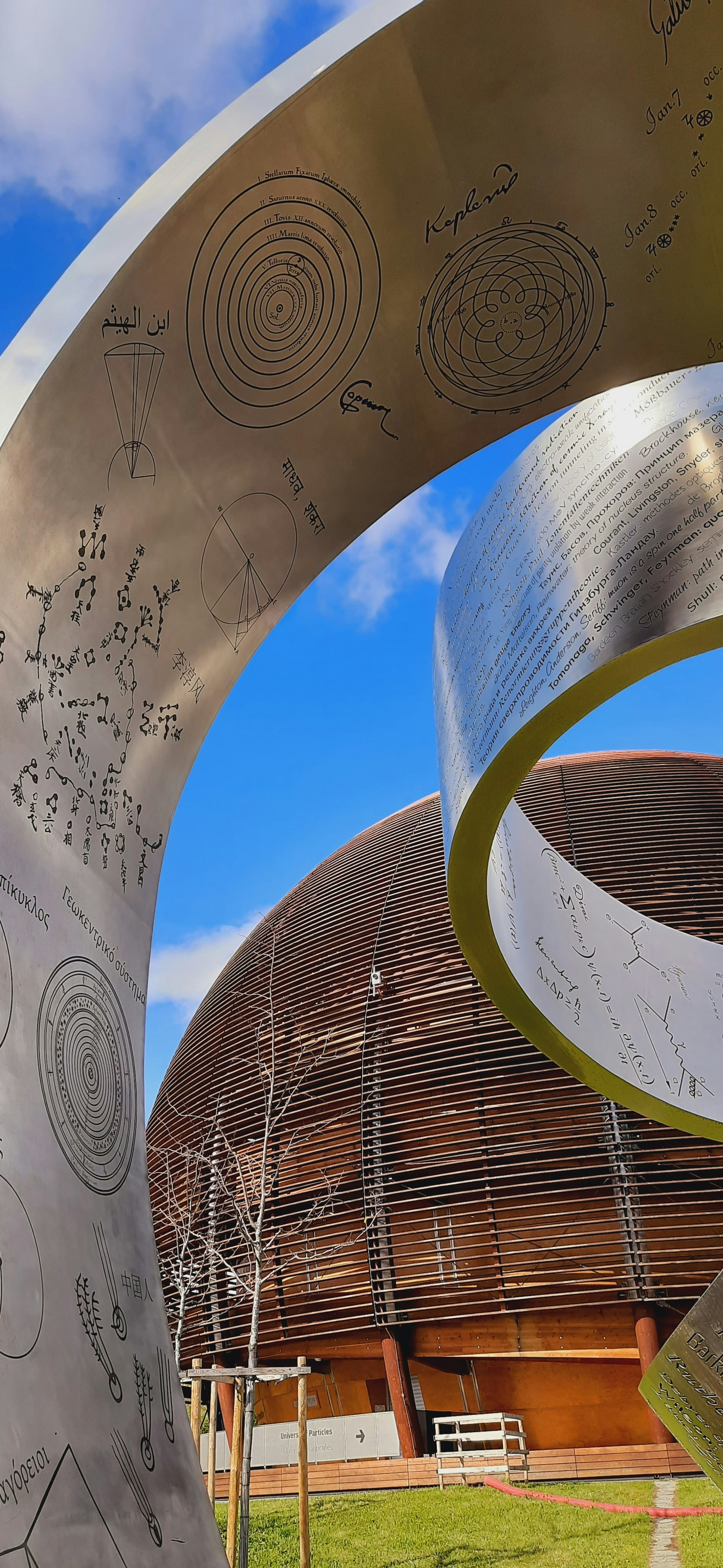 une grande structure métallique avec écriture dessus