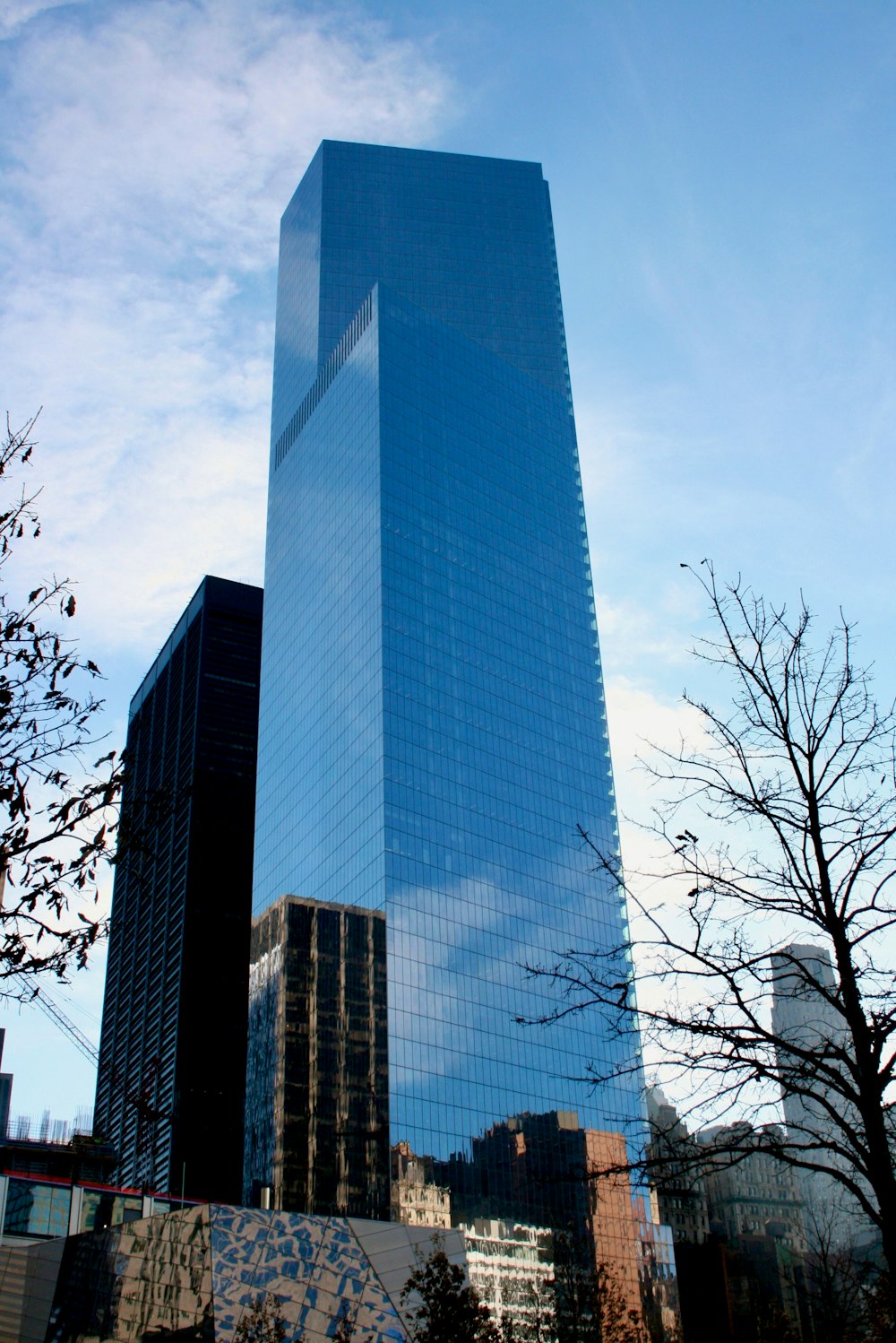 a very tall building in the middle of a city