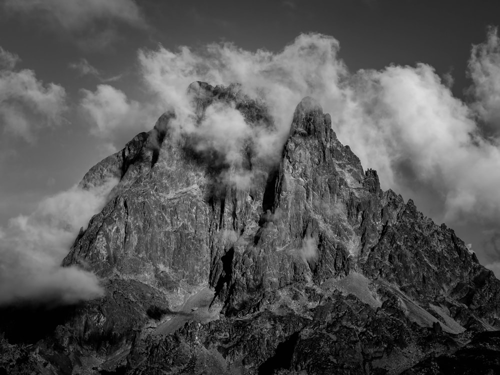 Una foto en blanco y negro de una montaña