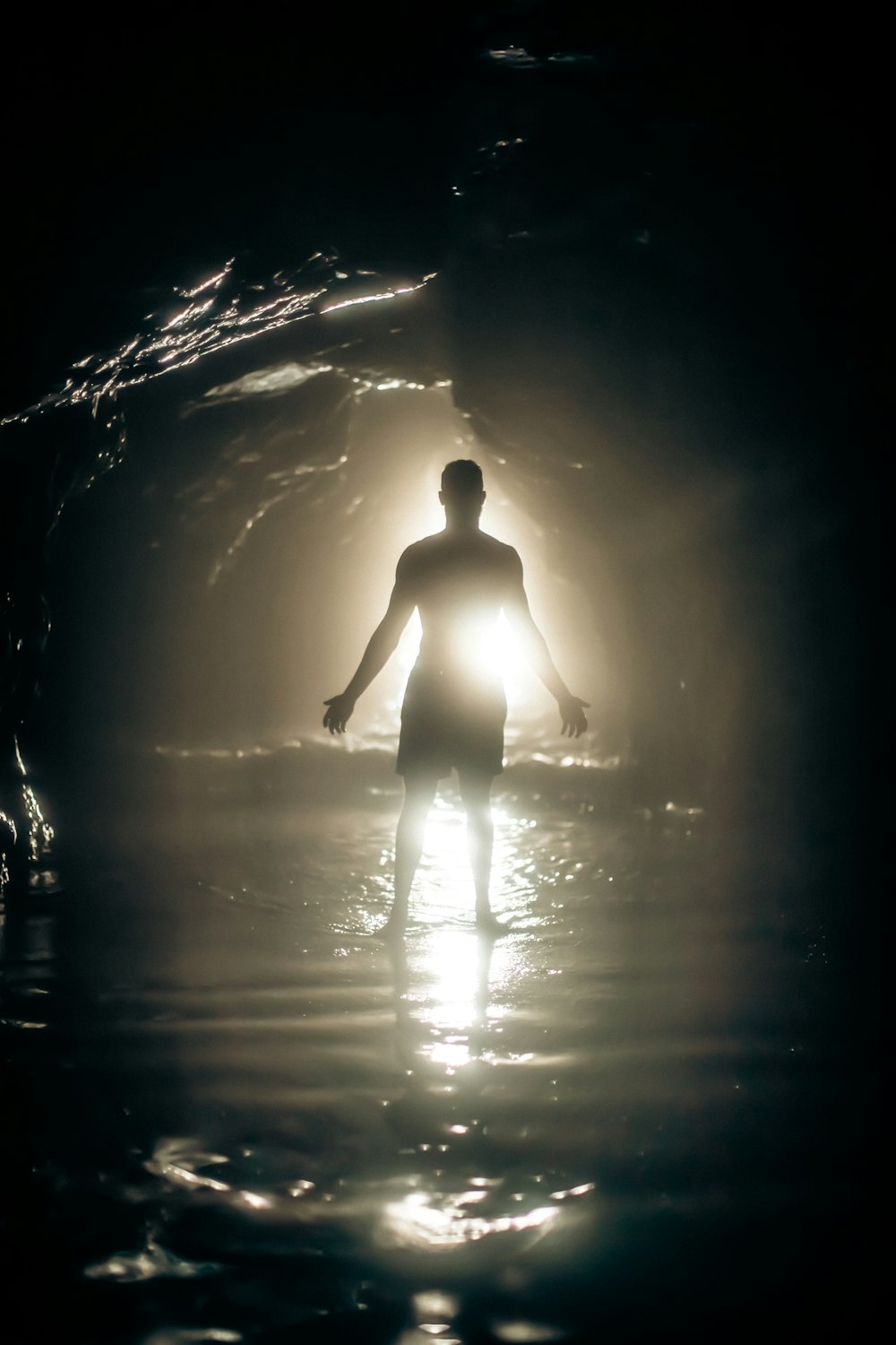Ein Mann steht mitten in einem Gewässer