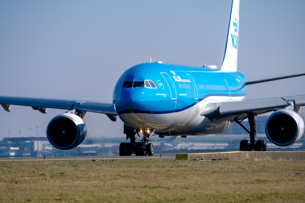 um grande jato sentado em cima de uma pista do aeroporto