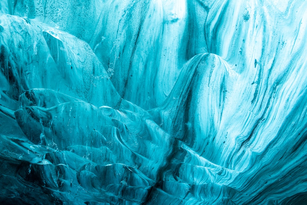 una grande grotta di ghiaccio con acqua che scorre lungo i suoi lati