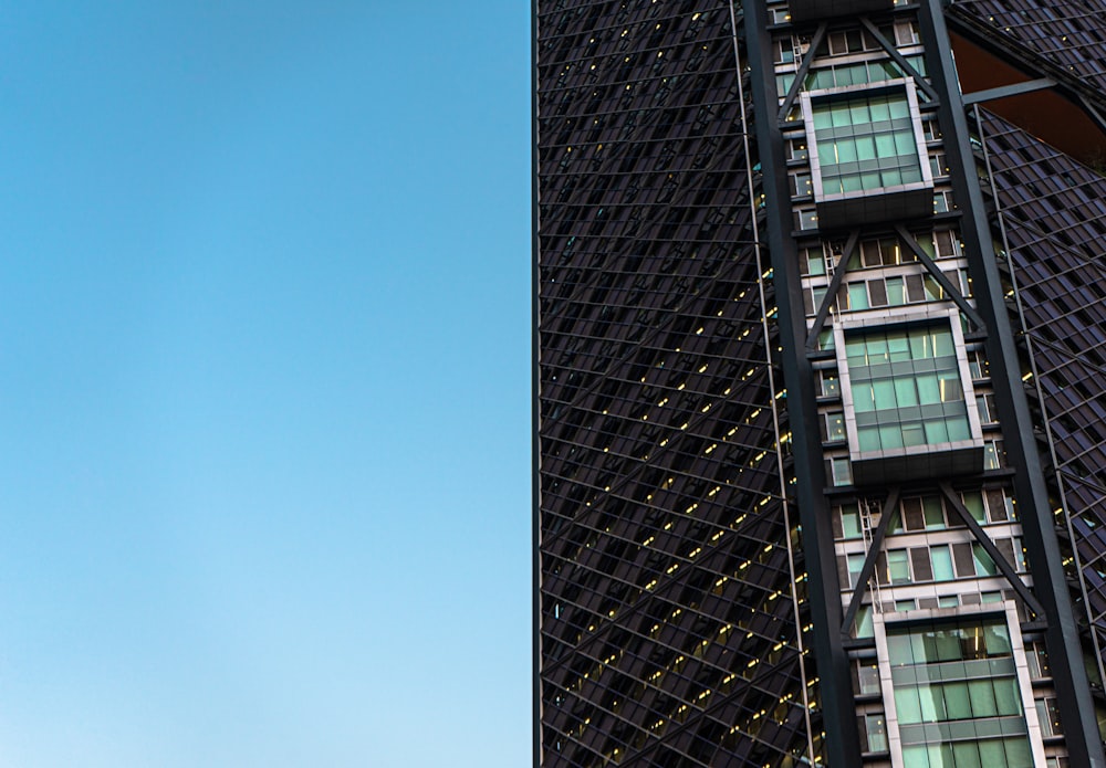 Un avión volando en el aire cerca de un edificio alto