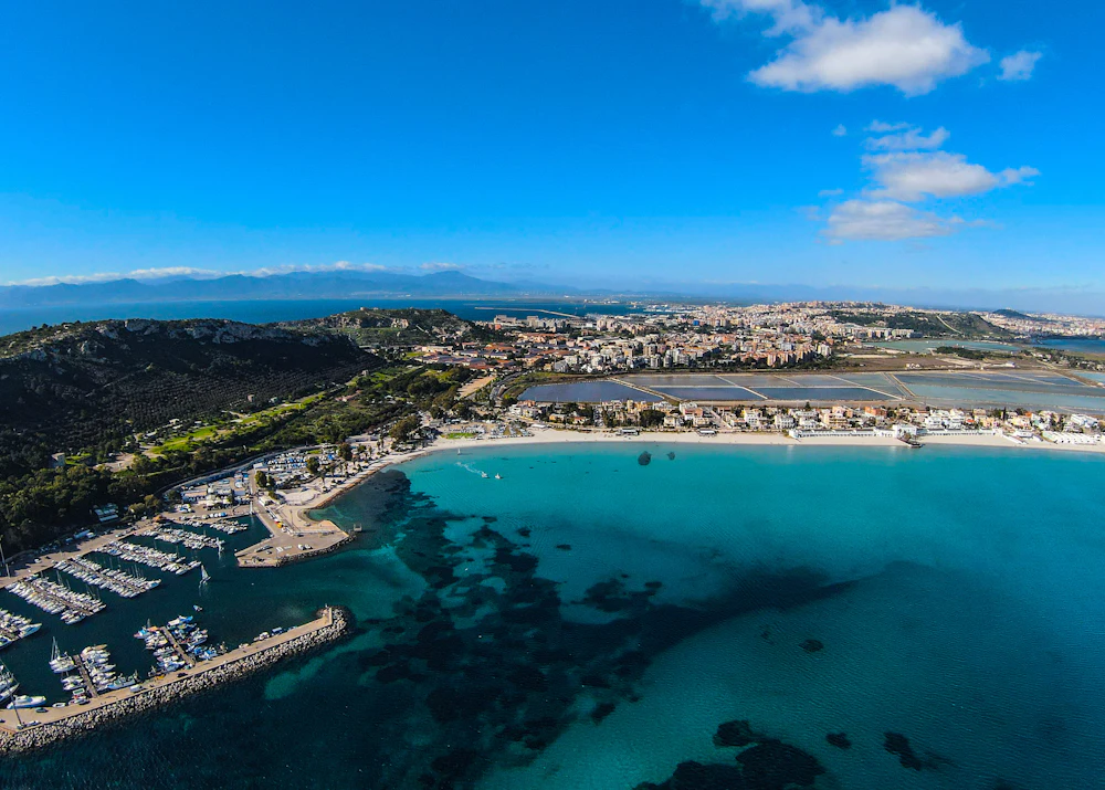 Plaża i marina w Cagliari na Sardynii z lotu ptaka