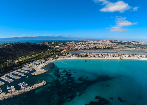 Vista dall'alto di una spiaggia e di un porticciolo