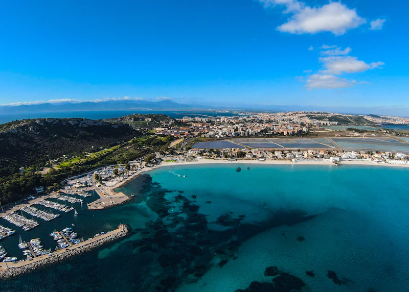 Vista aerea di Cagliari — spiaggia, porto e centro città