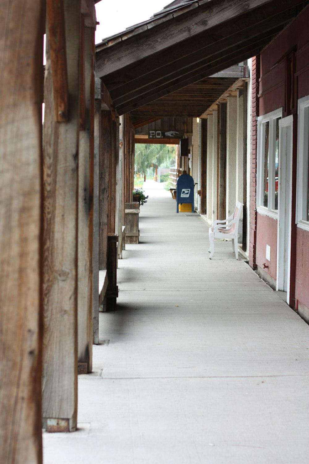 a row of benches sitting on the side of a building