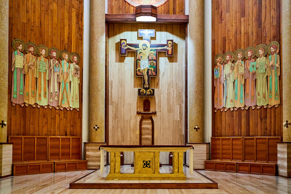 Una iglesia de madera con una cruz en el altar