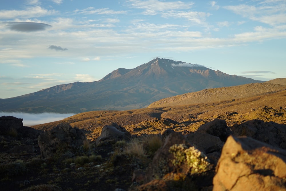 Una vista de una cadena montañosa desde la distancia