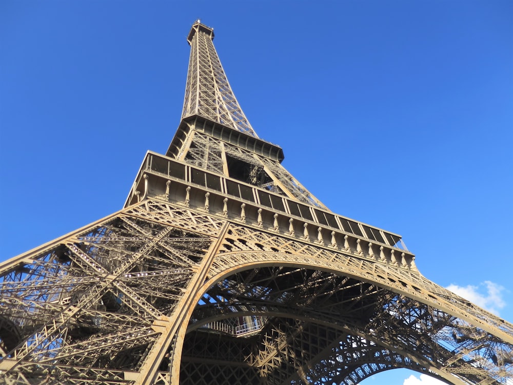 Le sommet de la Tour Eiffel contre un ciel bleu