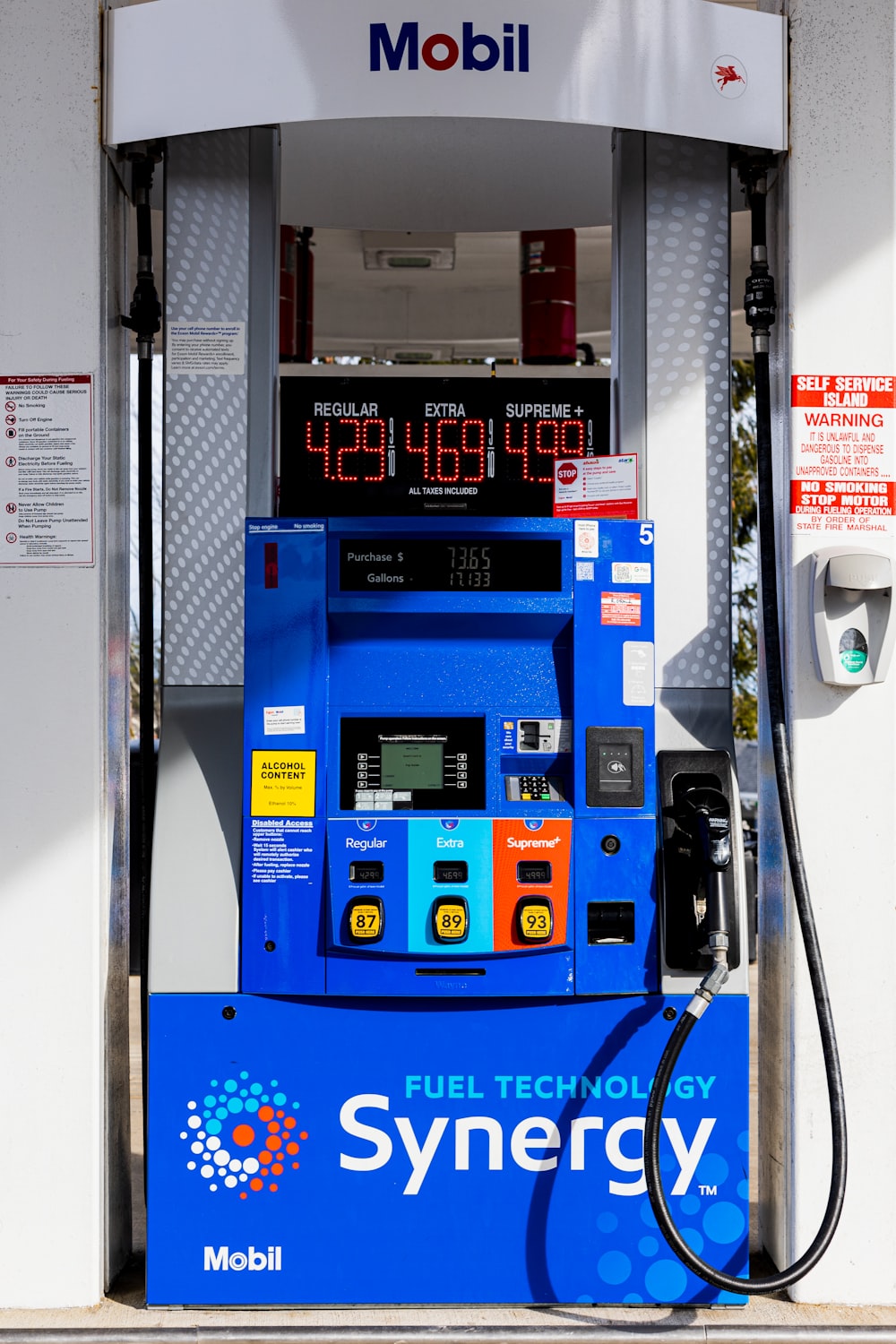 Una pompa di benzina blu con display digitale