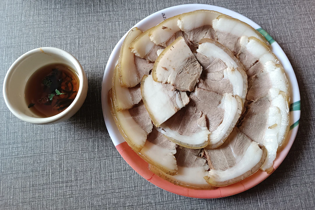Thịt luộc chấm mắm tôm