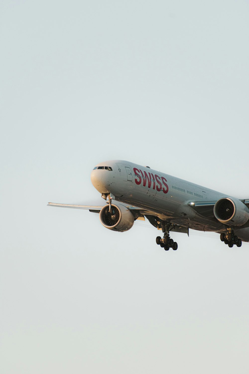 Un avion vole dans le ciel par temps clair