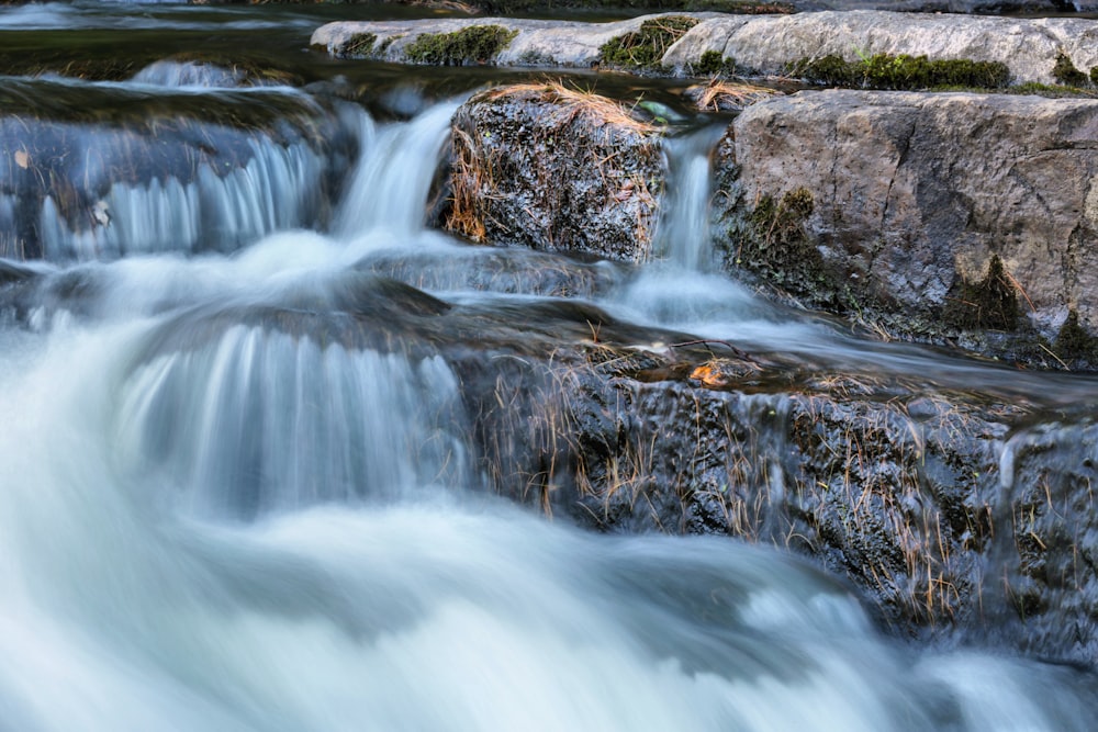 un flusso d'acqua che scorre sulle rocce in un fiume
