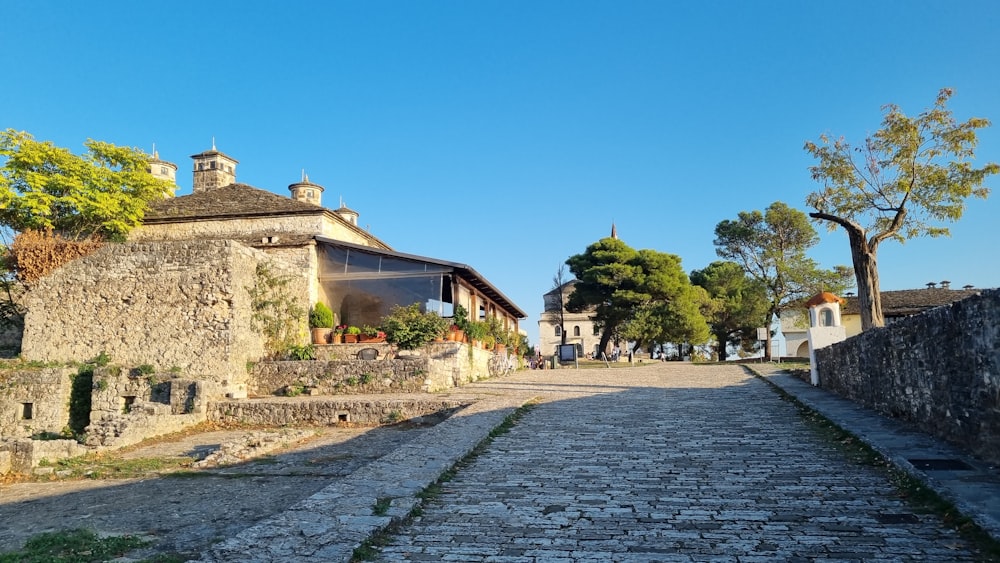 Una calle empedrada en un pequeño pueblo