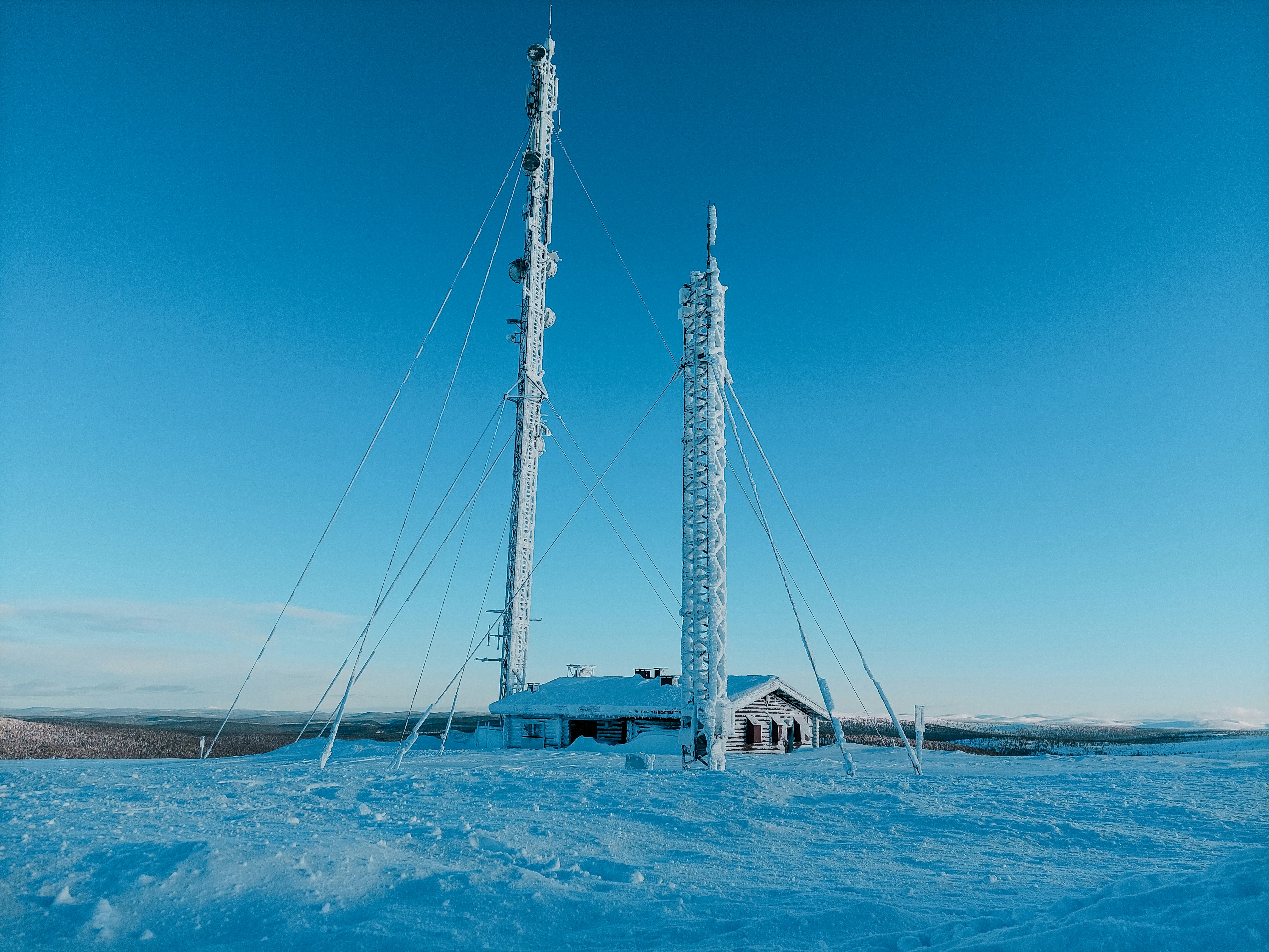Ein paar Mobilfunkmasten, die auf einem schneebedeckten Feld sitzen