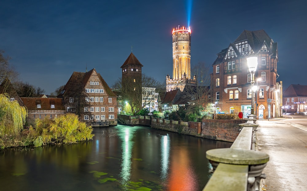 Ein Fluss, der durch eine Stadt fließt, neben hohen Gebäuden