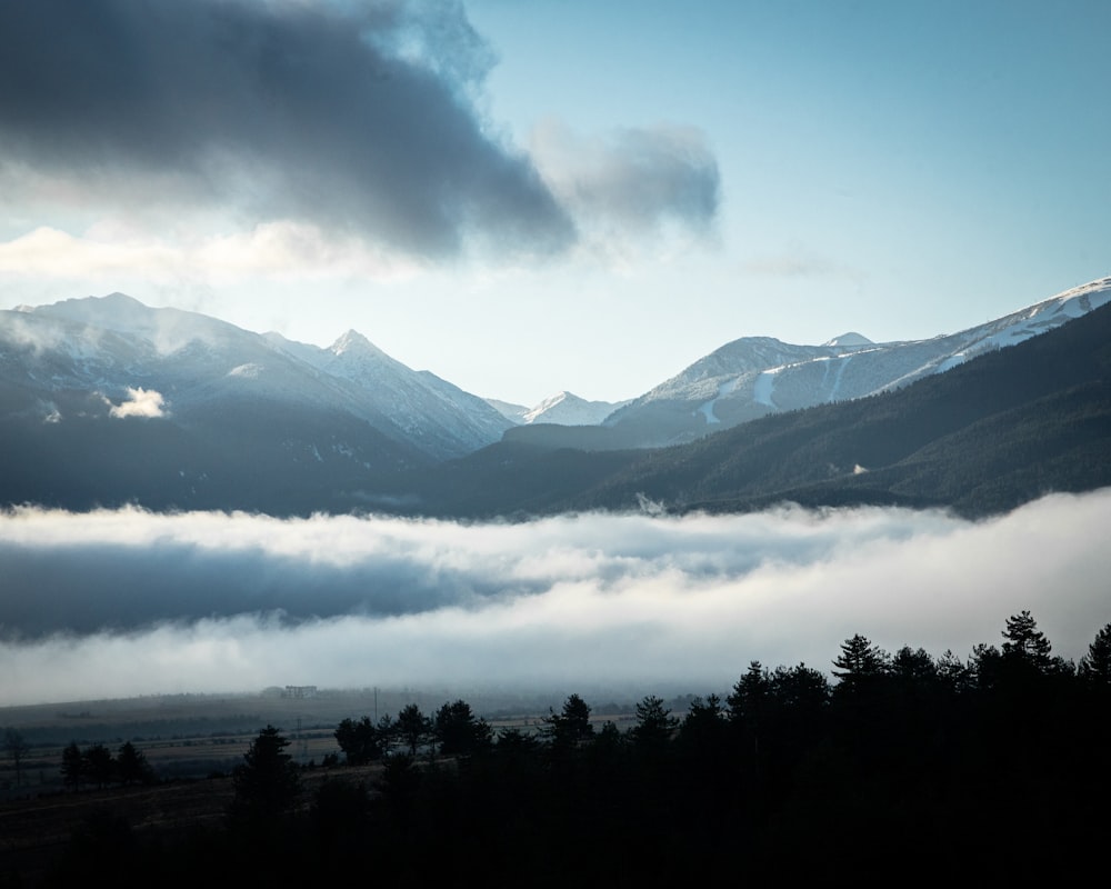 Una vista de una cadena montañosa cubierta de nubes