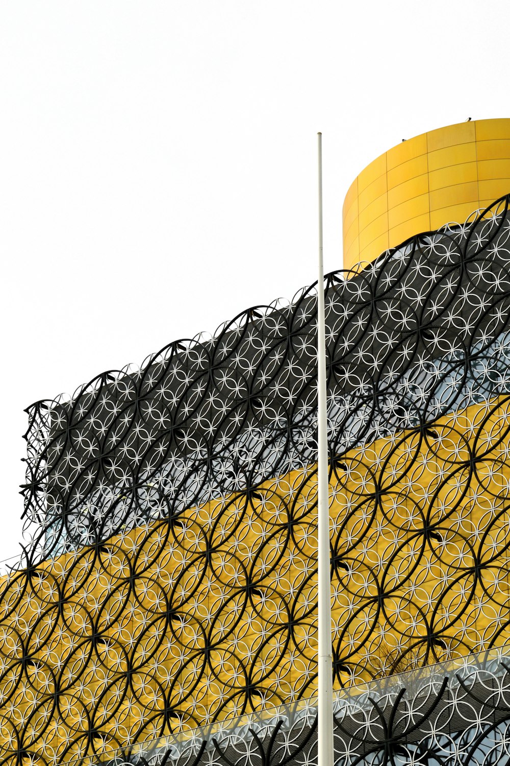 um edifício amarelo e preto com um relógio sobre ele