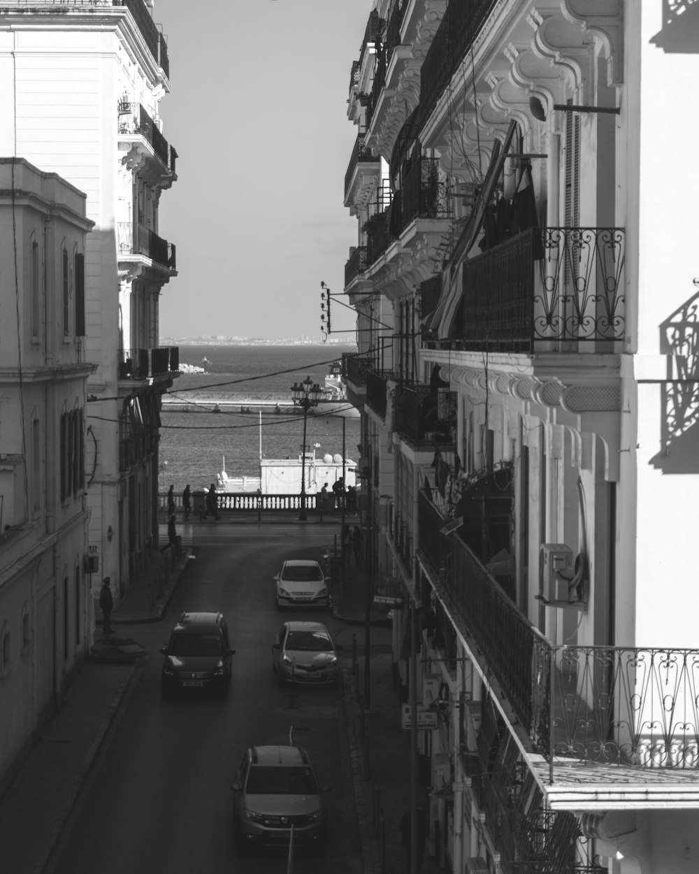 a black and white photo of a city street