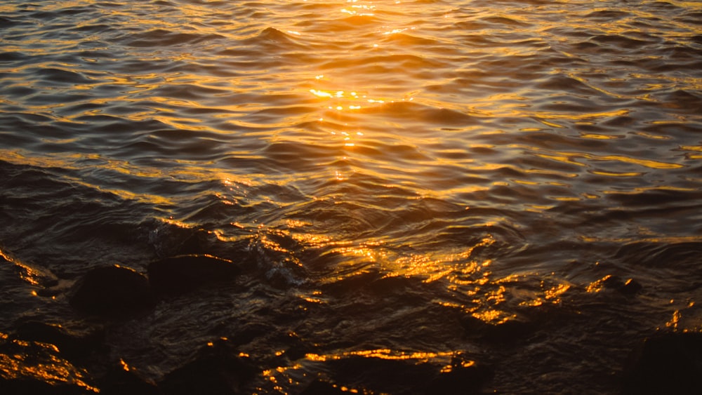 Le soleil se couche sur l’eau de l’océan